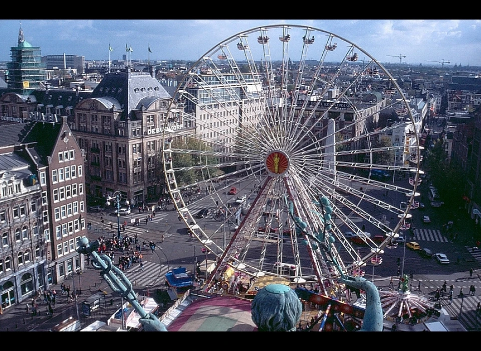 Dam vanaf koninklijk Paleis met kermis (1996)