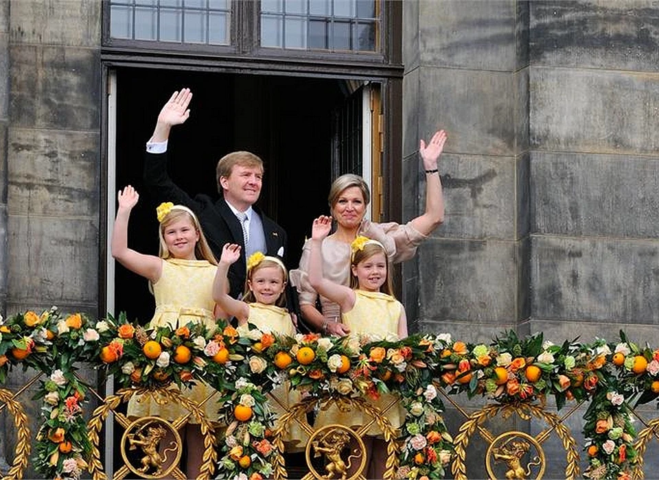 Dam, koning Willem-Alexander, koningin Maxima en de prinsessen op het balkon van het paleis na regeringsoverdracht (2013)