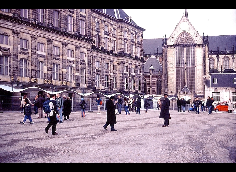 Dam met keitjes bestraat en overdekte pad naar Nieuwe Kerk ter gelegenheid van huwelijk van Alexander en Maxima (2002)