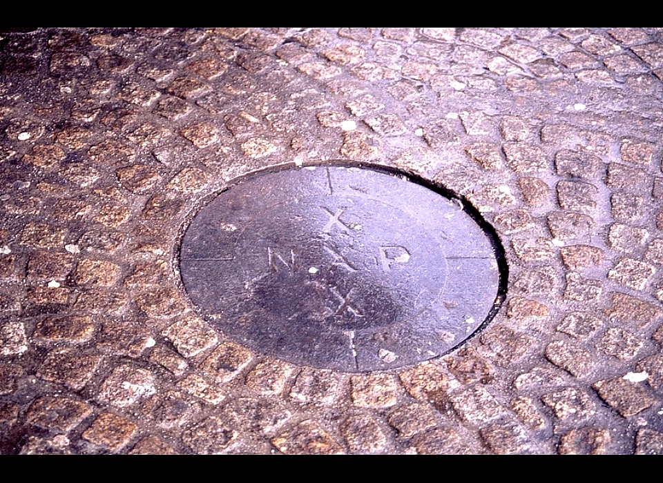 Dam afdekplaat van het NAP-meetpunt, officiële referentiepunt (2004)