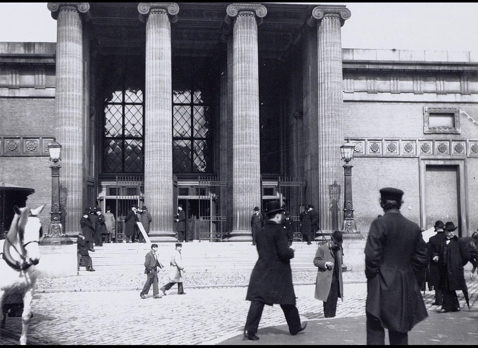 Dam 1 naar (voor)hal Beursvan Zocher (1900)