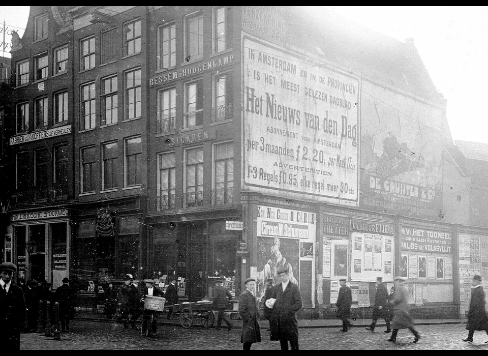 Vijgendam 6-10 Op de hoek met de Beursstraat is de sigarenwinkel van Bessem & Hoogenkamp uit Kampen gevestigd. De zijmuur werd voor reclamedoeleinden gebruikt. (1905)