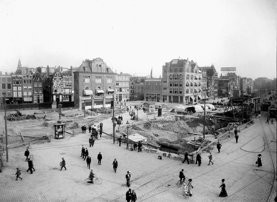 Dam alle oude bebouwing gesloopt, sluizen zichtbaar. Links huizen aan de Warmoesstraat, rechts toegang Rokin (1914)