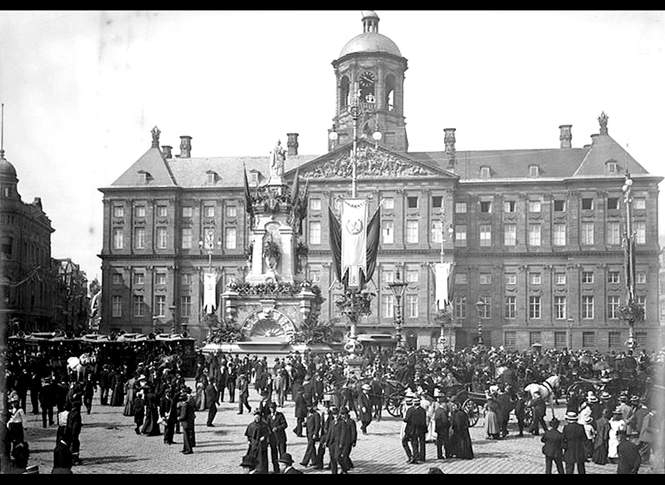 Dam Naatje versierd met bloemen tijdens huwelijk koningin Wilhelmina (1901)