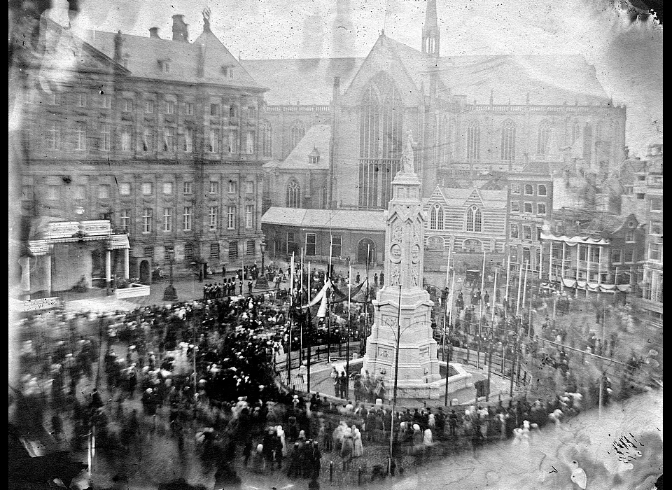 Dam onthulling van het beeld Vrouwe Eendracht kortweg Naatje genoemd (1856)