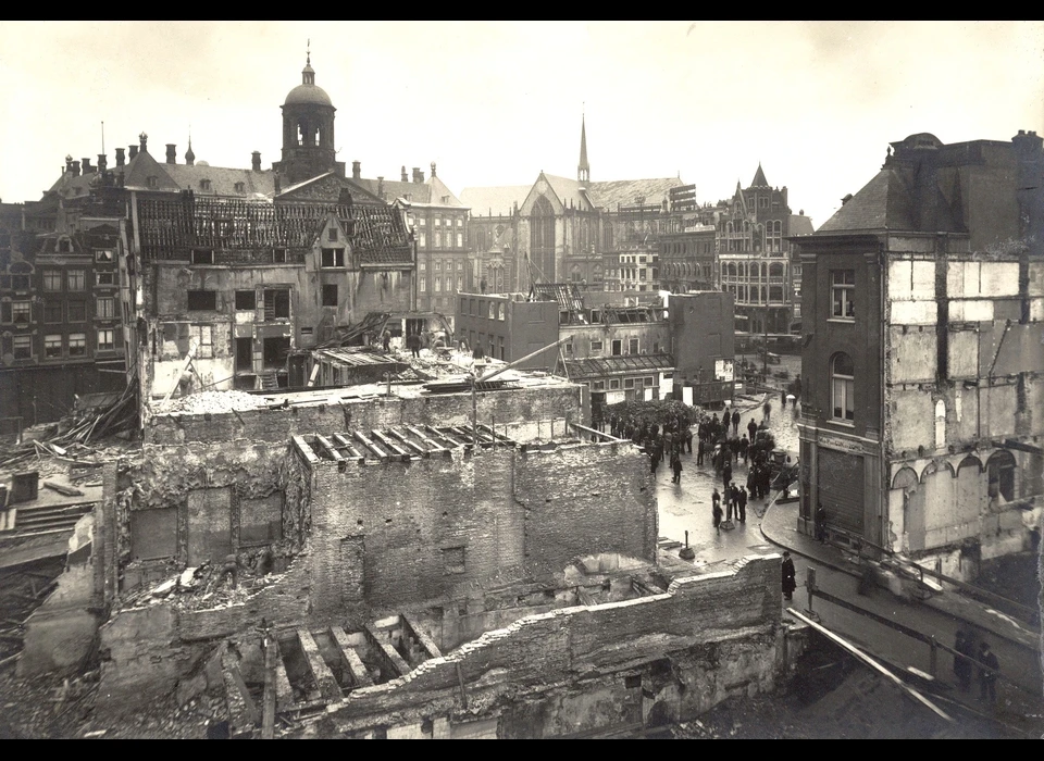 Vijgendam 6-30 (v.l.n.r.) afbraak, in het midden afbraak van het Commandantshuis. (1912)