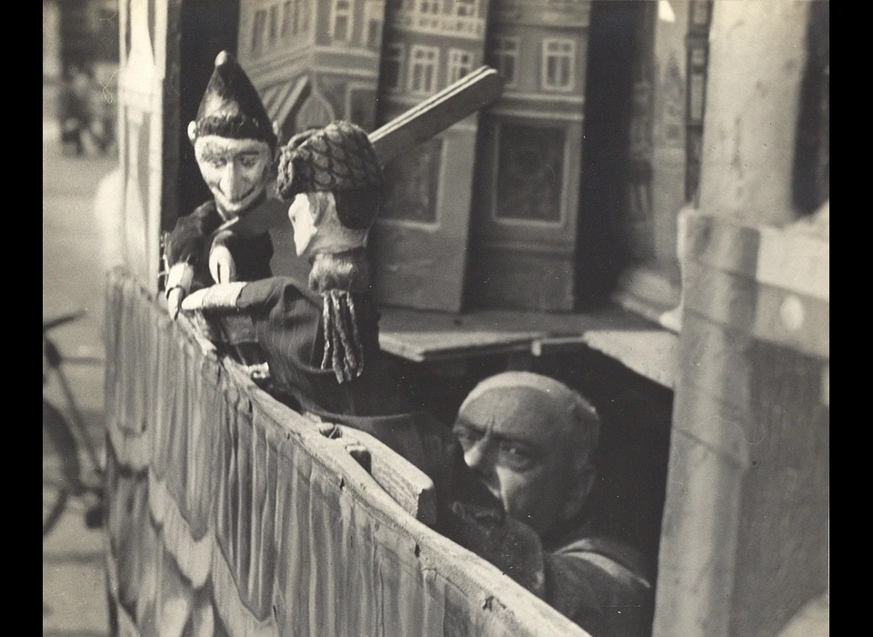 Dam, de poppenkast met poppenspeler Van Hemert (1938)