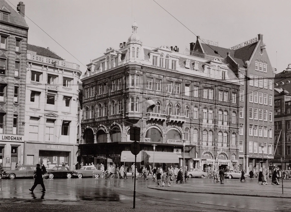 Dam 2-4 tussen Damrak en Nieuwendijk (ca.1952)