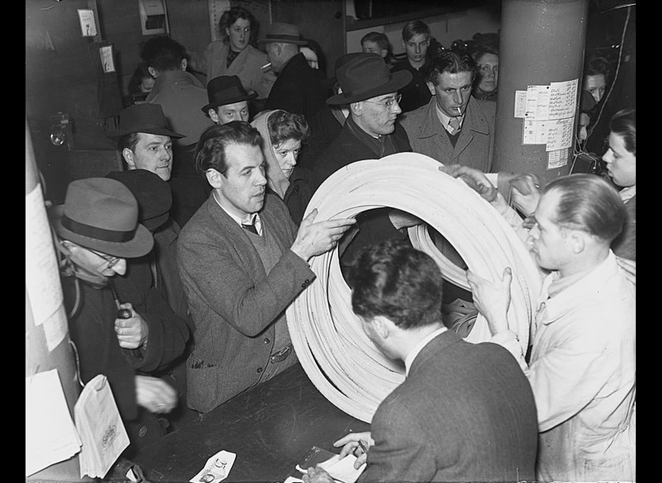 Dam 4 fietsenwinkel Sportex fietsbanden zonder distributiebon (1948)