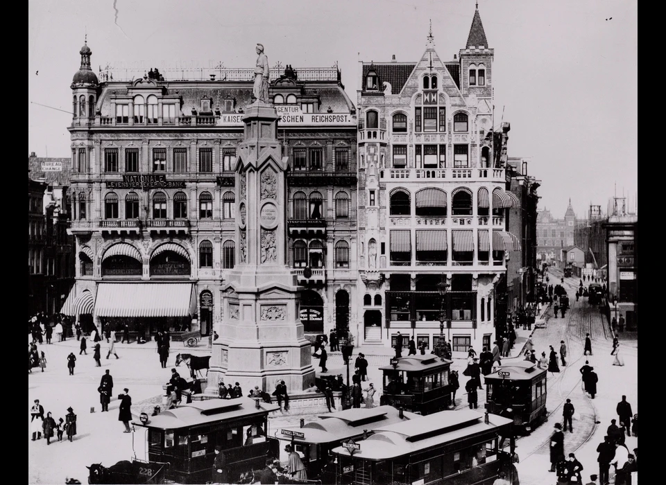 Dam 2-4 café De Bisschop, Van Gend en Loos en Magazijn Nederland (1908)