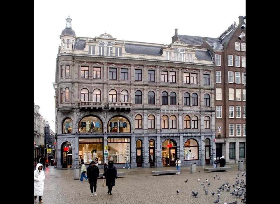 Dam 2-4 na een grote renovatie in 2010 inmiddels betrokken door H&M. Verdiepingen lopen in de verschillende panden door. (2022)