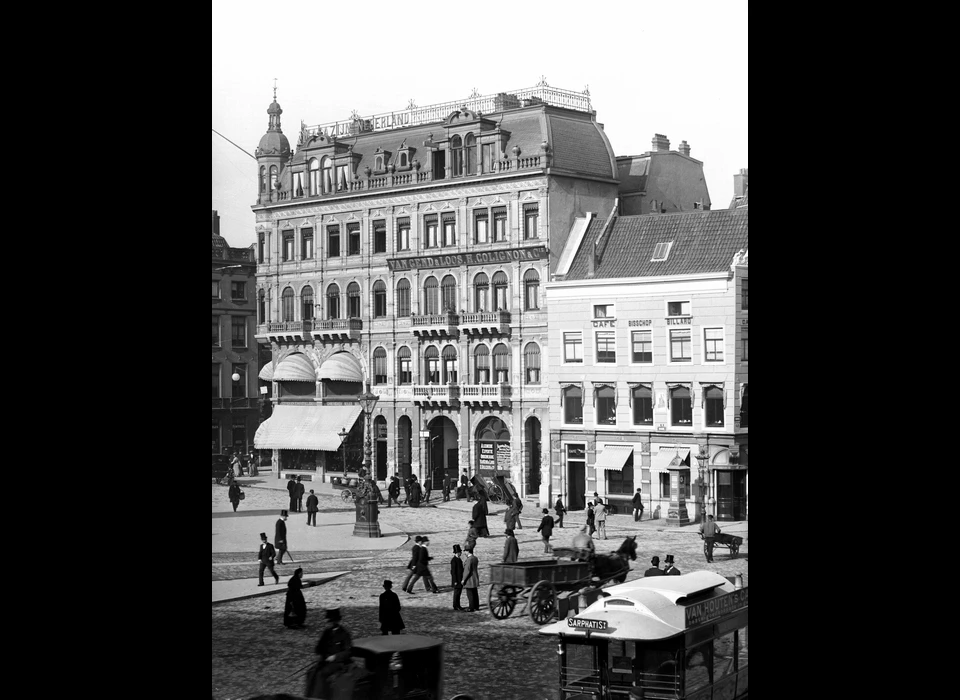 Dam 2-4, 2 café De Bisschop (rechts), 4 vestiging Van Gend en Loos en Magazijn Nederland (links) in nieuwbouw van architect Langhout (1890)