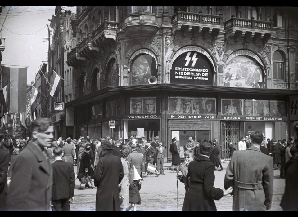 Dam 4 het wervingsbureau van de SS heeft de kledingwinkel van Wessel in gebruik genomen (1945)