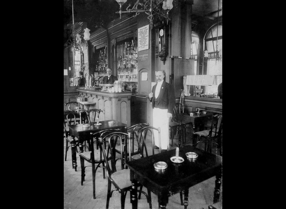 Dam 2 interieur van het café (ca.1904)