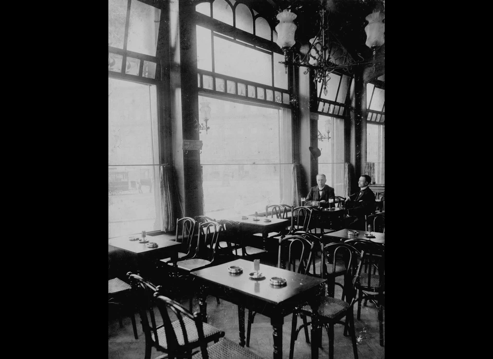 Dam 2 interieur van het café (ca.1904)
