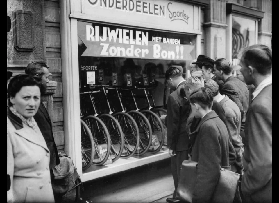 Dam 4 fietsenwinkel Sportex biedt fietsen met banden zonder distributiebon (1948)