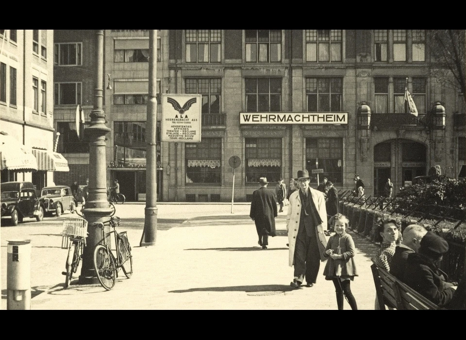 Warmoesstraat 185-199 Krasnapolsky en Polmanshuis met het Wehrmachtheim (1943)