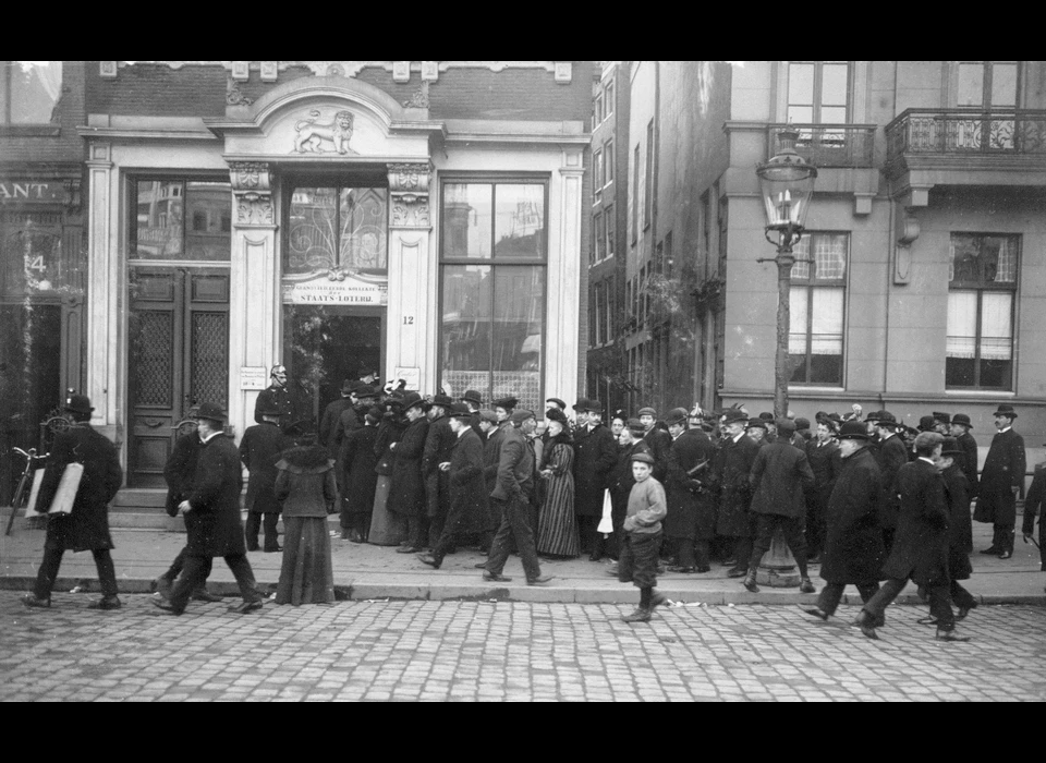Dam 12 rij wachtenden voor Loterijkantoor (1907)