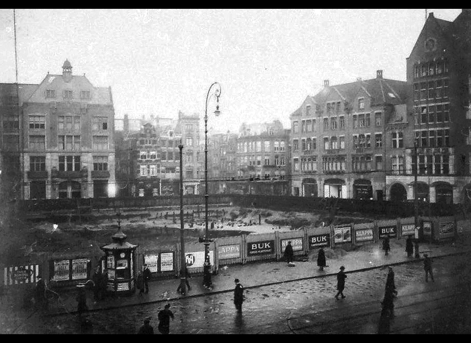 Dam de modderpoel die in 1913 overbleef na de sloop van het Commandantshuis (1919)