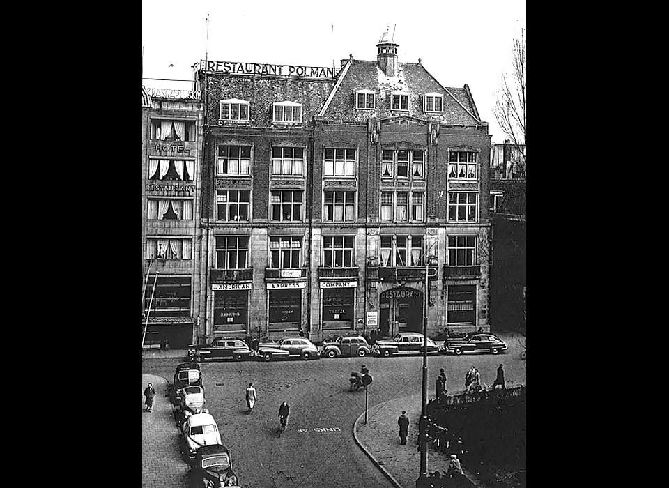 Warmoesstraat 185-199 Polmanshuis met aan American Express Company verhuurde kantoorruimtes, uiterst links Krasnapolsky (ca.1950)