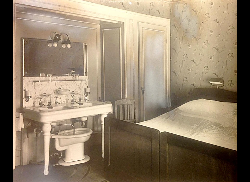 Warmoesstraat 177-179 kamerinrichting met bidet op rails onder de toilettafel gedraaid voor ruimtebesparing (ca.1895)