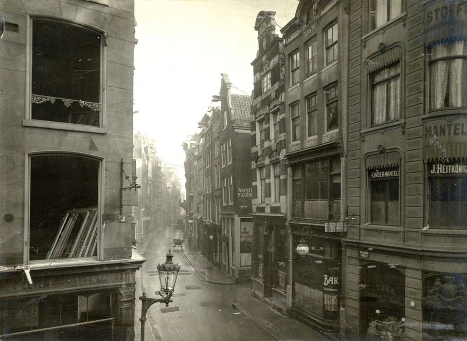 Warmoesstraat, rechts 201-205, midden rechts Pijlsteeg, voor de afbraak van de evenzijde (ca.1911)