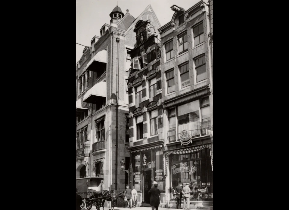 Warmoesstraat 201 huis 's Hertogenbosch, links het Polmanshuis (1936)