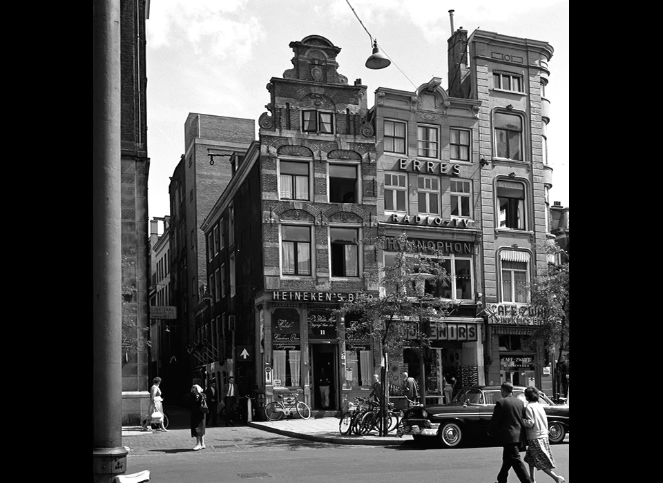 Dam 11 het beeld van de Wildeman is nog niet geplaatst (1960)