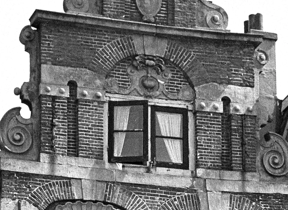 Dam 11 top huis 's Hertogenbosch met boven het raam een raap (1960) 