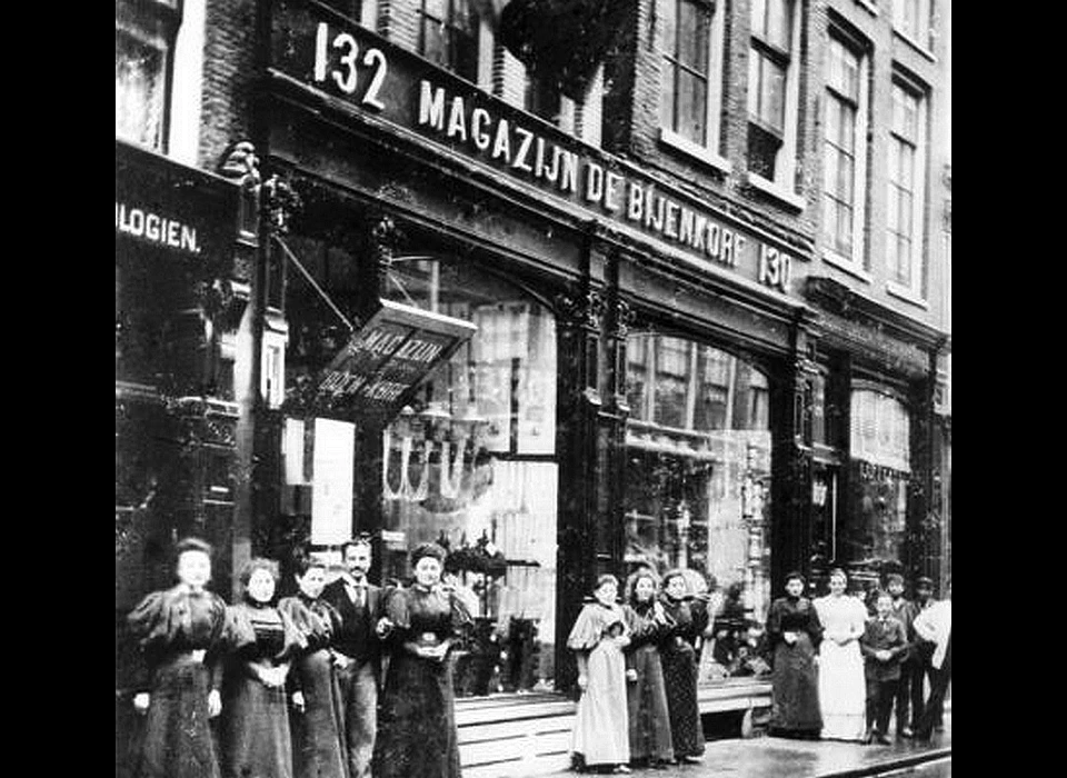 Nieuwendijk 130-132 de eerste vestiging van fourniturenwinkel Magazijn de Bijenkorf (ca.1900)