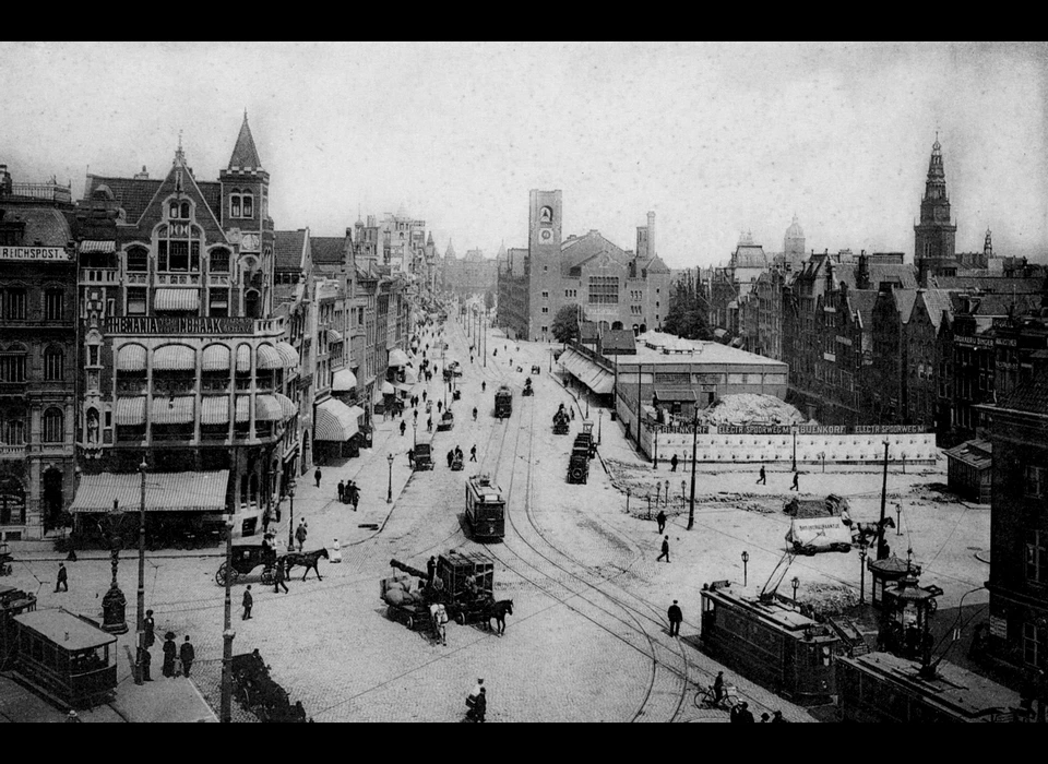 Aan het Damrak wordt het noodgebouw voor De Bijenkorf opgericht, eerst ter vervanging van de winkels op de Nieuwendijk (ca.1910)