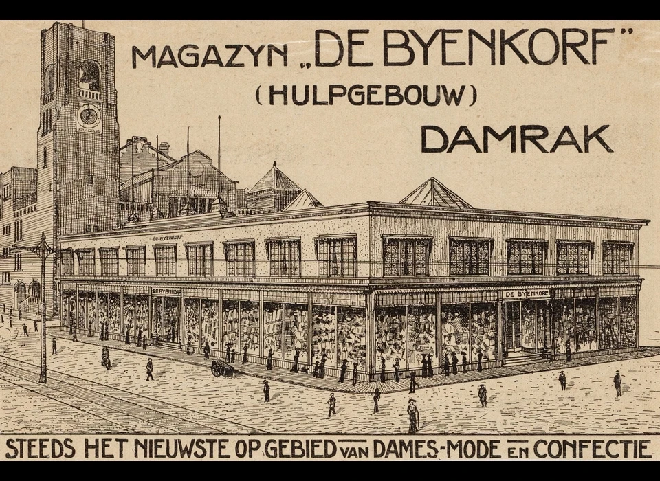 Damrak tekening op reclameplaat van noodwinkel van De Bijenkorf (ca.1910)