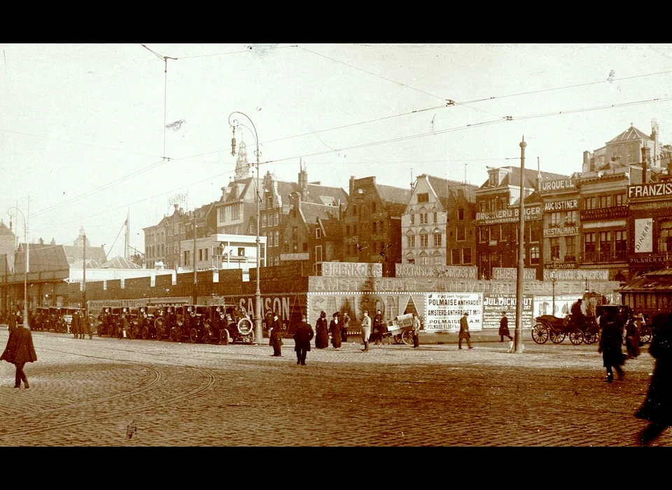 Dam hoek Damrak is de bouwplaats voor De Bijenkorf (ca.1913)
