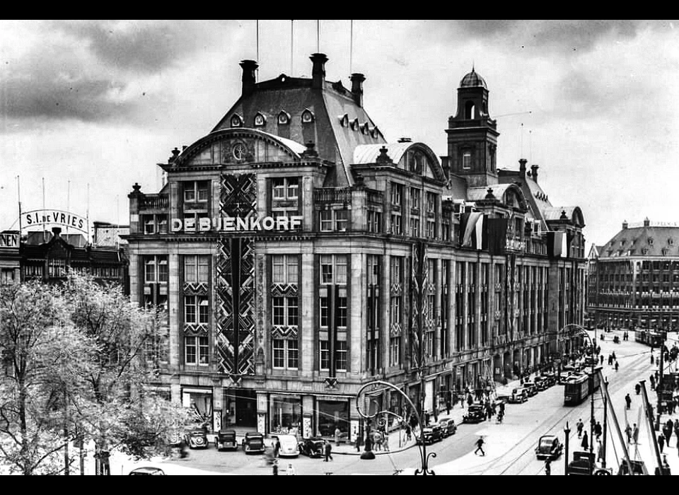 Dam 1 De Bijenkorf gezien vanaf Damrak-Beursplein (ca.1935)