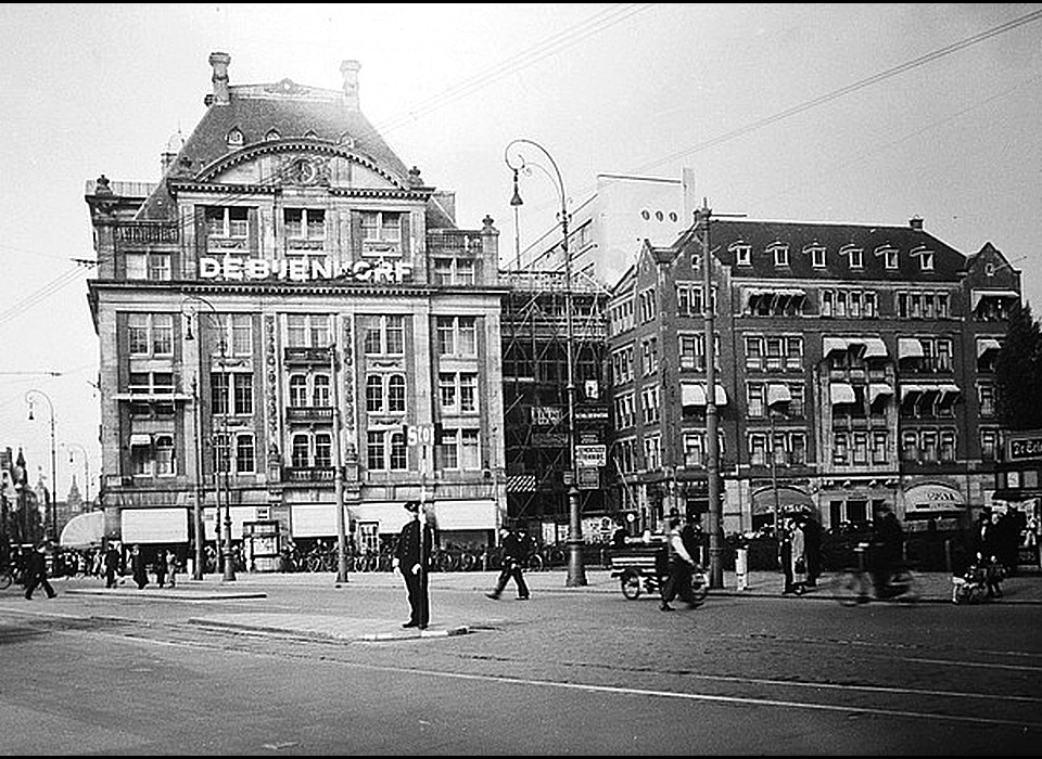 Dam 1 uitbreiding van De Bijenkorf door overkluizing van de Beursstraat met de lichthal (1937)