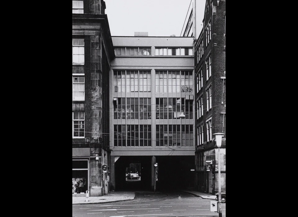 Beursstraat met de lichthal, door de straat ligt nog een keerlus voor de tram van Damrak via Beursplein/straat naar Dam en terug naar Rokin. De straat zal binnen afzienbare tijd door De Bijenkorf worden ingenomen. (1974)