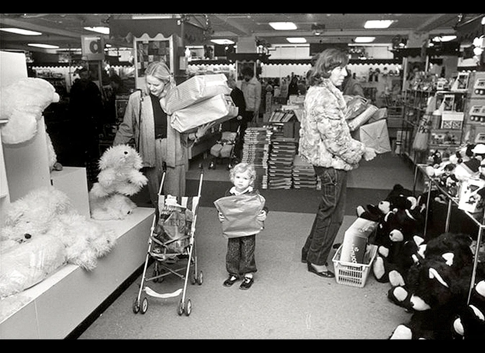 Dam 1 inkopen doen in De Bijenkorf (1980)