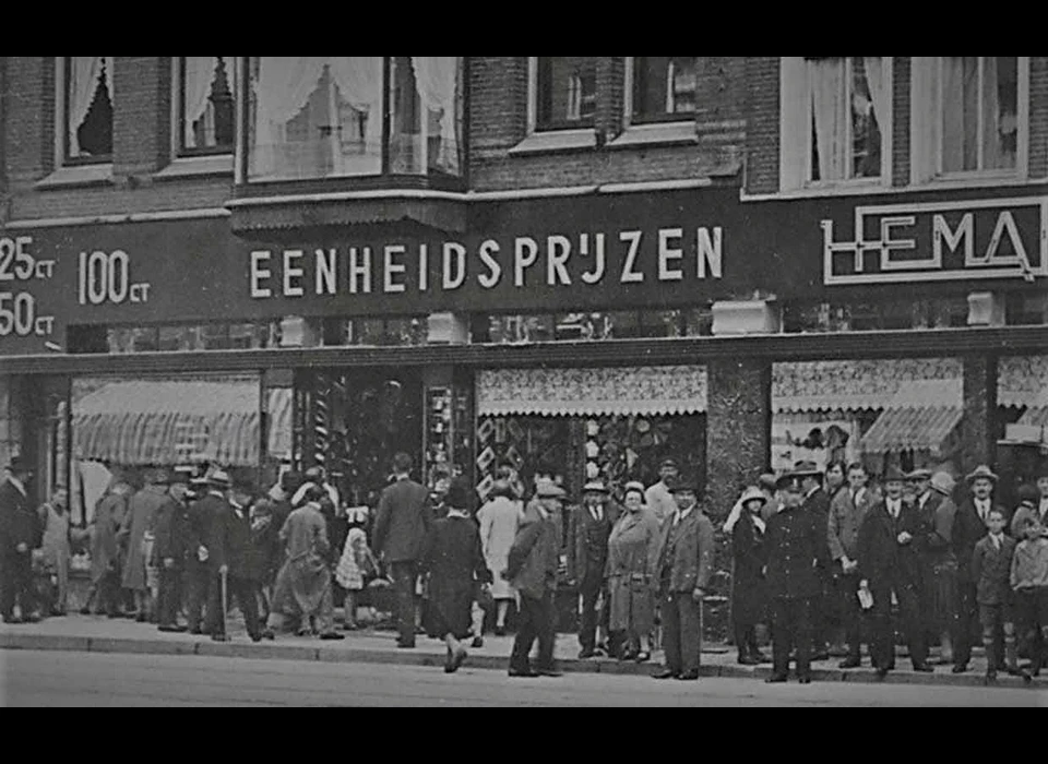 Kalverstraat de eerste Hema vestiging, het goedkopere zusje van De Bijenkorf (1926)