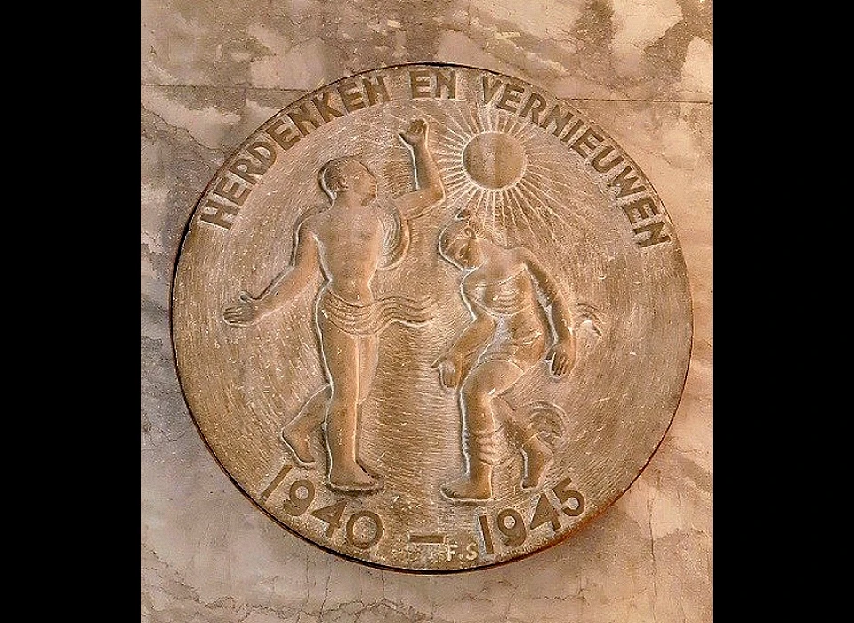Dam 1 plaquette 1940-1945 in het trappenhuis ter herdenking van de oorlogsslachtoffers onder het personeel (1980)