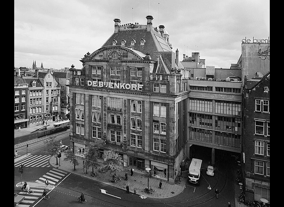 Dam 1 Damzijde van De Bijenkorf met de uitbouw van de lichthal boven de Beursstraat (1965)