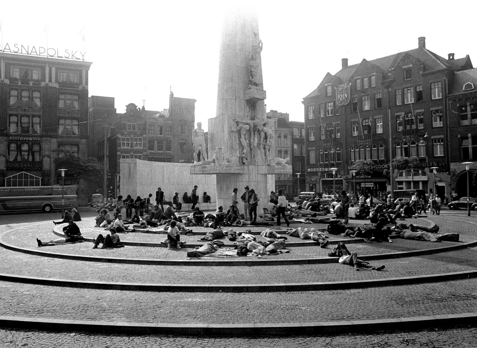 Dam 1969 Damslapers op het Monument kort na schoonmaakbeurt