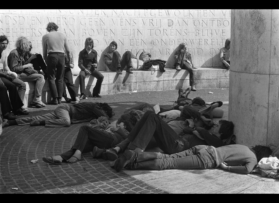 Damslapers en discussie bij het Monument (1970)