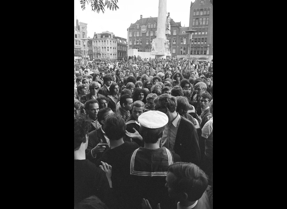 Mariniers mengen zich onder de Damslapers en overig publiek (25 augustus 1970)
