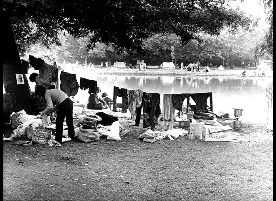 Vondelpark, ook de was moet gedaan, op achtergrond een klein tentenkamp (1970)