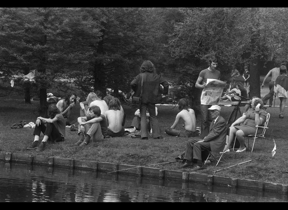 Vondelpark, vissen tussen de hippies (1970)