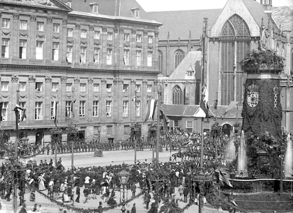Festiviteiten op de Dam in 1891 bij het bezoek van de Duitse keizer Wilhelm II aan Emma en Wilhelmina