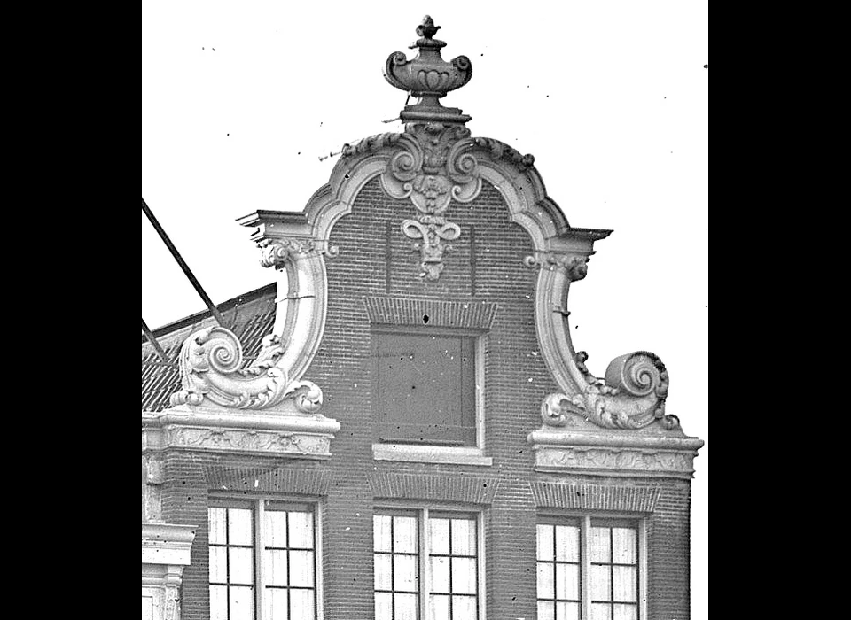 Dam 12 top gevel Loterijhuis (1871)