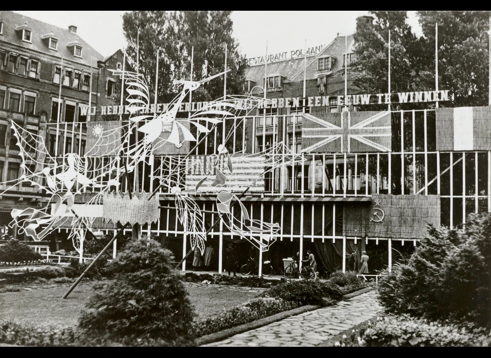 Dam, Mausoleum en Phoenix op het Damplantsoen bij de bevrijdingsfeesten van 26 tot en met 28 juni 1945