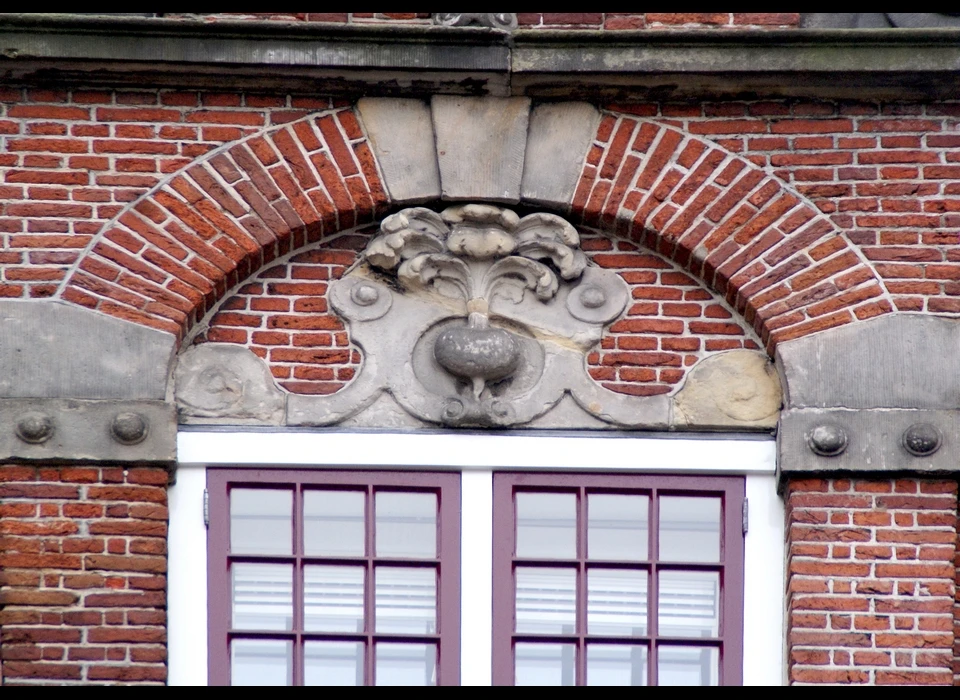 Dam 11 top huis 's Hertogenbosch met boven het raam een raap (2022) 