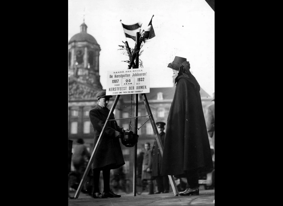 Dam kerstpot van Leger des Heils. Een kerstpot stond op meerdere plekken en passanten konden daar een gift in achterlaten voor de kerstvieringen van het Leger. (1932)